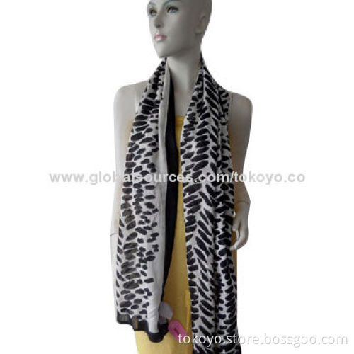 Double-layered scarf, dyed, screen printed, made of viscose and modal, measures 180 * 70 + 1.5cm